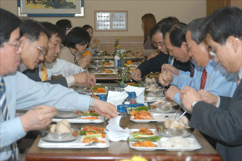 한 시중은행 임직원들이 점심으로 닭고기를 먹고 있다. 